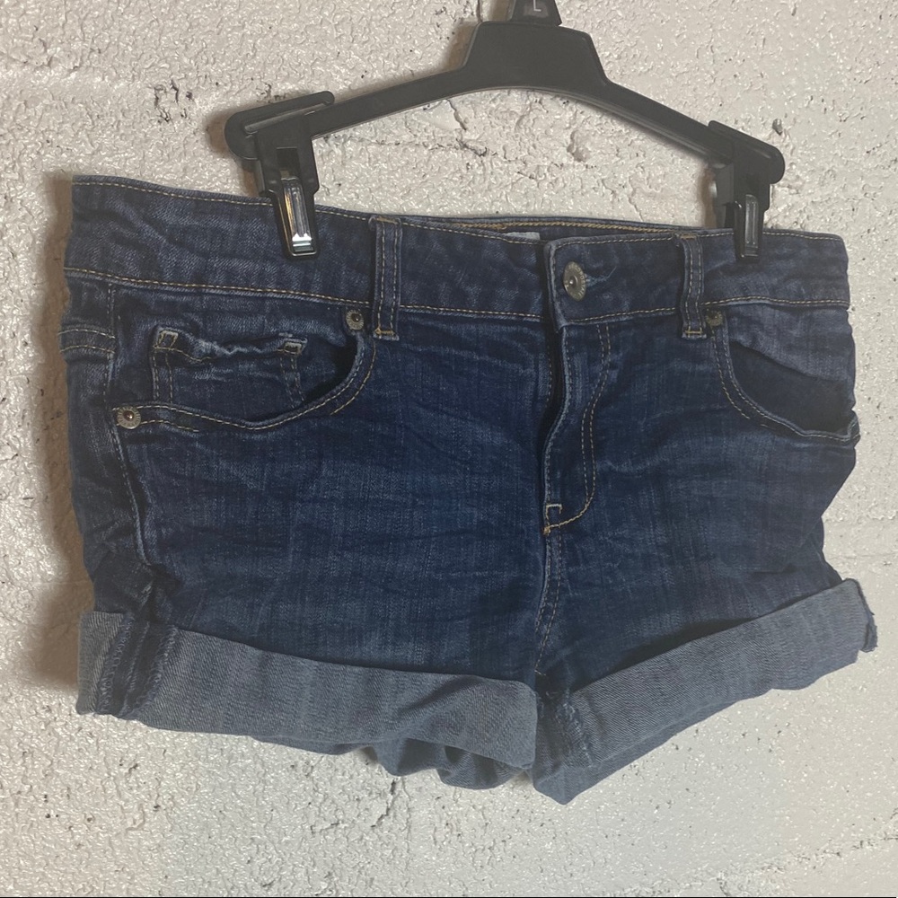 Criss cross pockets jean shorts